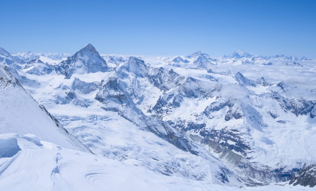 La Dent Blanche, le grand, Combin et le Mont Blanc vus depuis le Bishorn