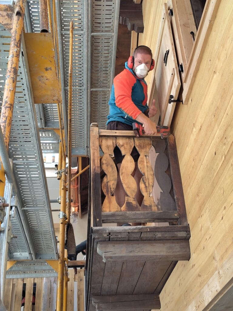 Cso qui ponce les barrières de balcon