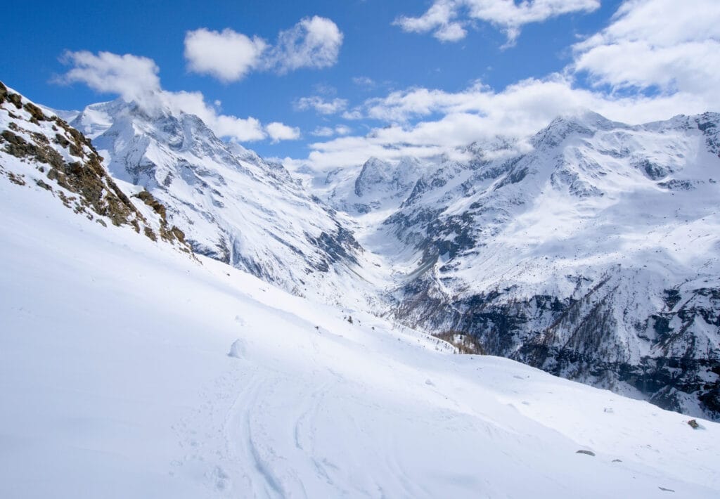 la descente avec une magnifique vue sur le fond du Val d'Annivier