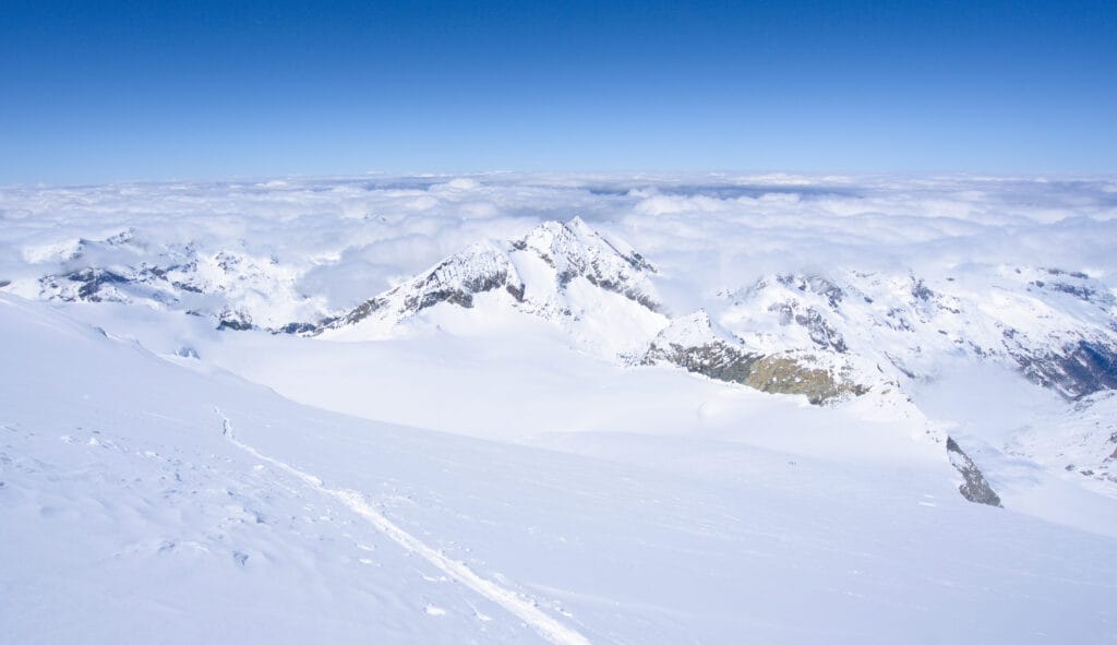 Vue sur le glacier et la cabane de Tracuit au milieu de la montée
