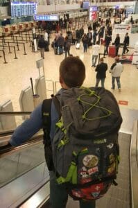 Benoit avec ses sacs à dos dans un aéroport pour partir en tour du monde