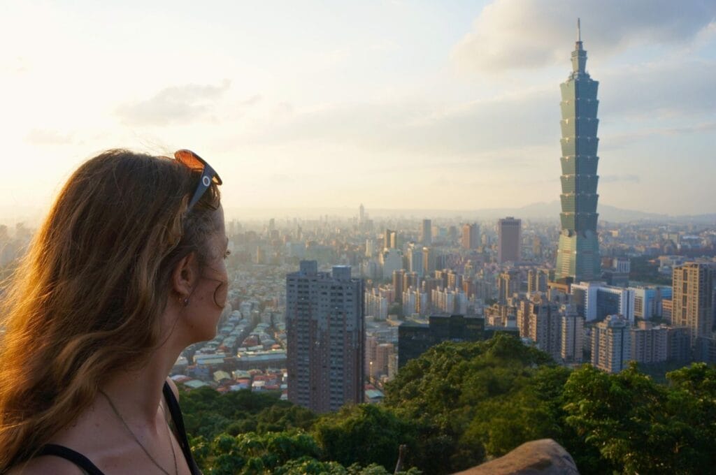 Fabienne sur l'Elephant Mountain avec la tour 101 en arrière-plan