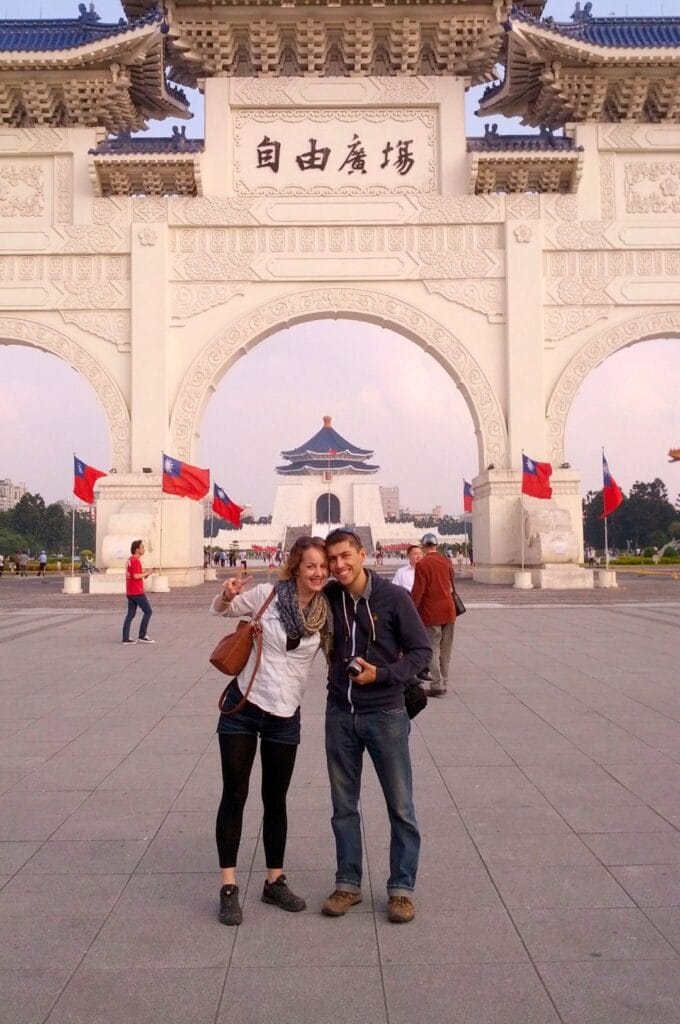 Fabienne et Benoit devant l'arche du mémorial CKS
