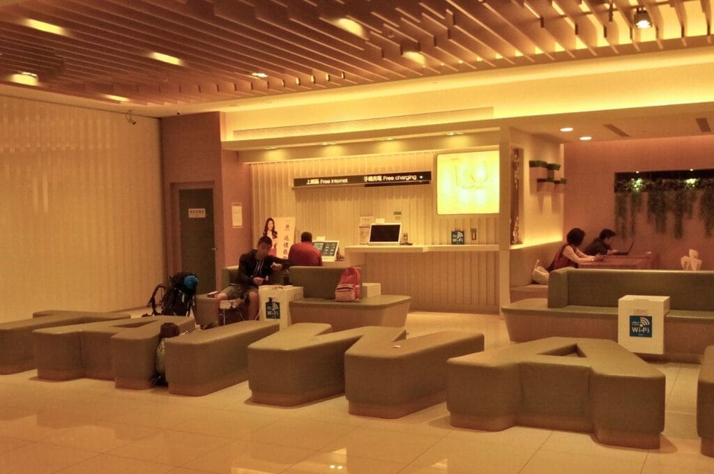 si&egrave;ges en forme de lettres dans l'a&eacute;roport de Taipei