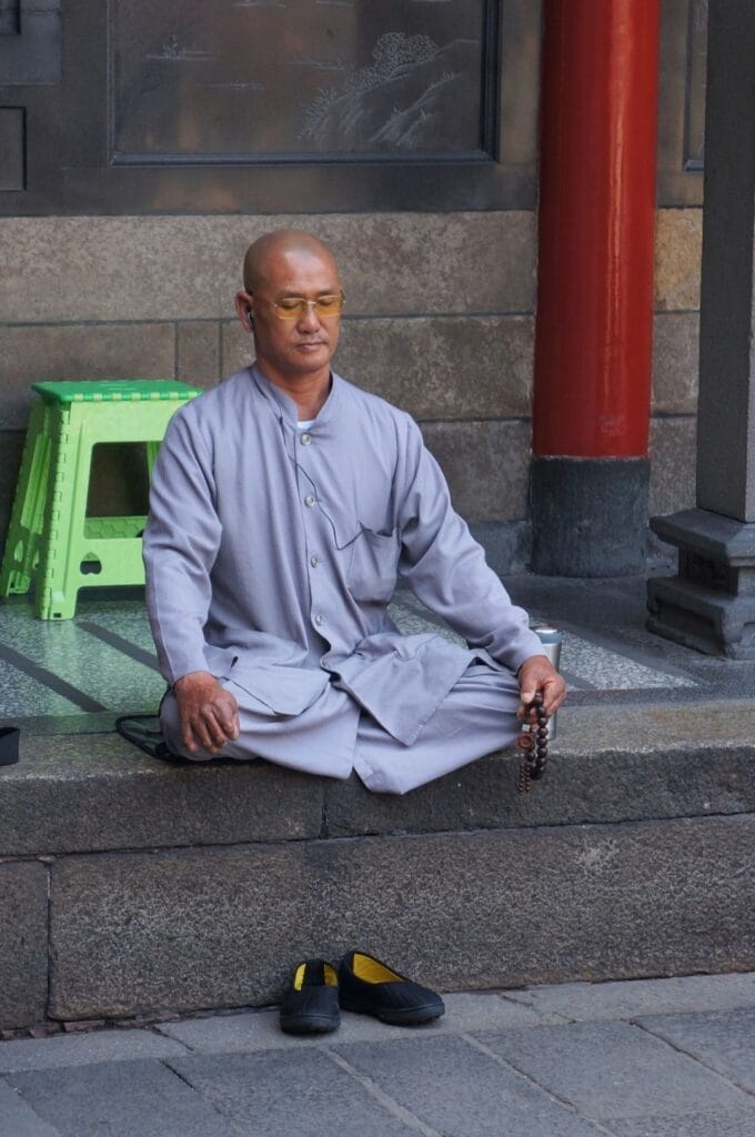 Taïwanais méditant dans le mémorial de Chiang Kai Shek à Taipei