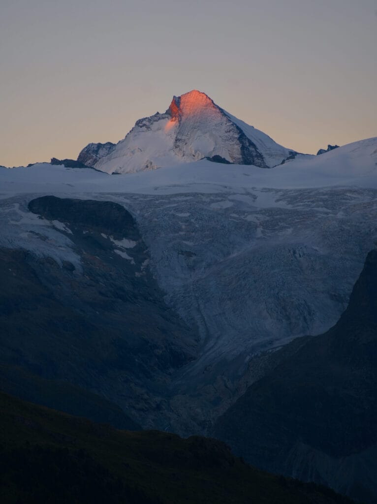 la Dent d'Hérens aux premières lumières du jour