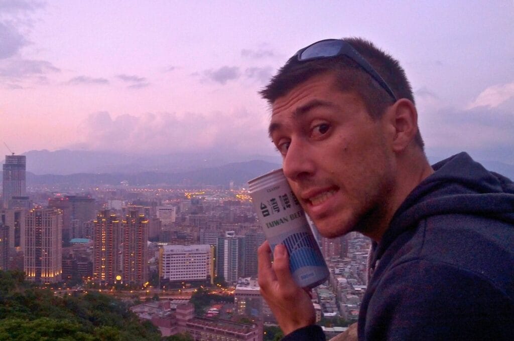 Benoit avec une bière au coucher du soleil à l'Elephant Mountain