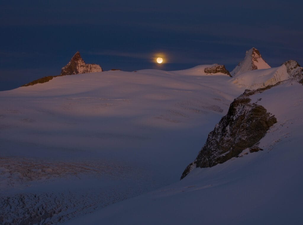 Lever de lune entre le Cervin et la Dent d'Hérens