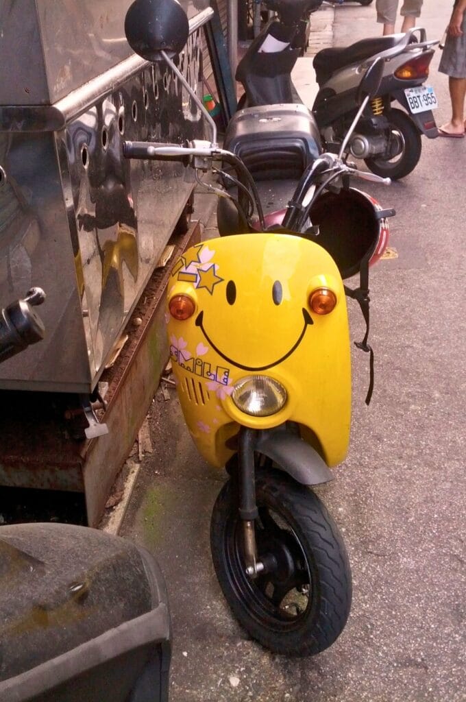 scooter jaune smiley dans une rue de Taipei