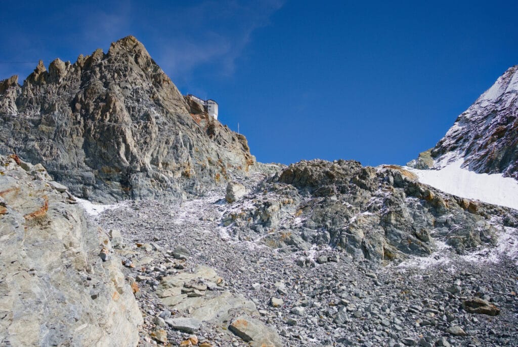 la cabane de Bertol sur son rocher