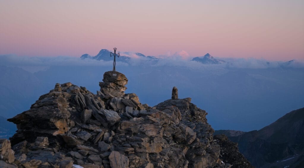 la croix sommitale de la pointe du Tsaté