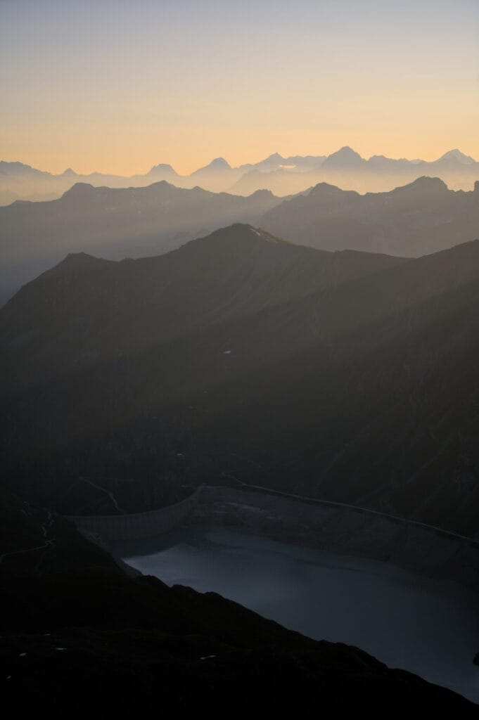 lac de Moiry et des couches de montagnes