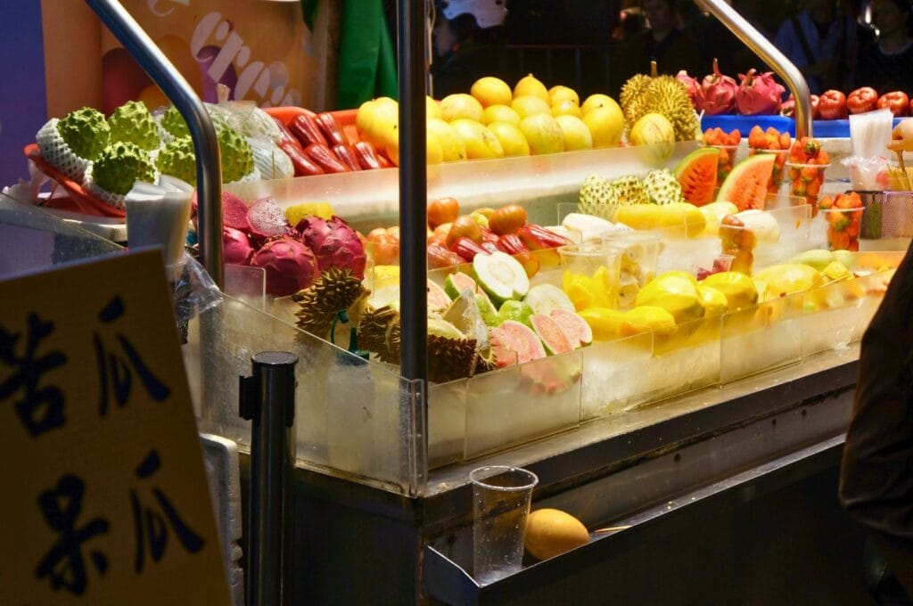 fruits sur un stand d'un night market