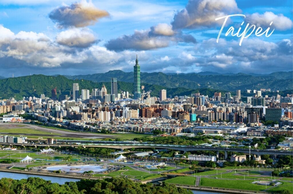 vue globale de Taipei avec les montagnes en arri&egrave;re-plan