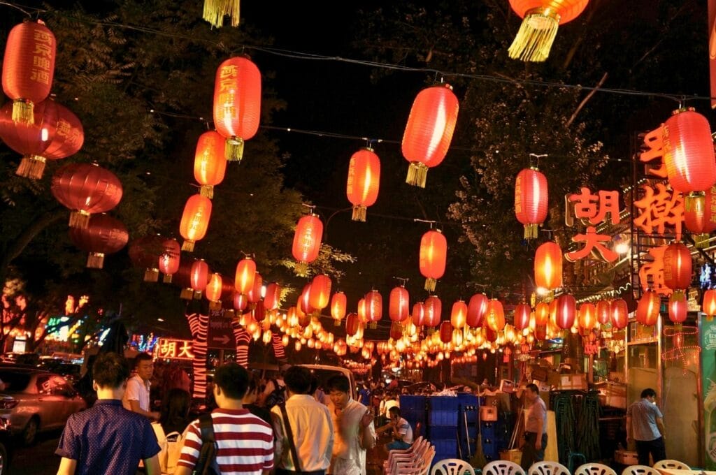 lanternes rouges suspendues dans une ruelle de taipei