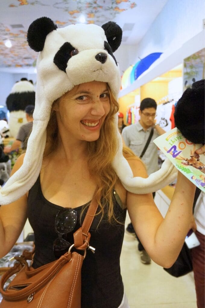 Fabienne avec un bonnet de panda au zoo de Taipei