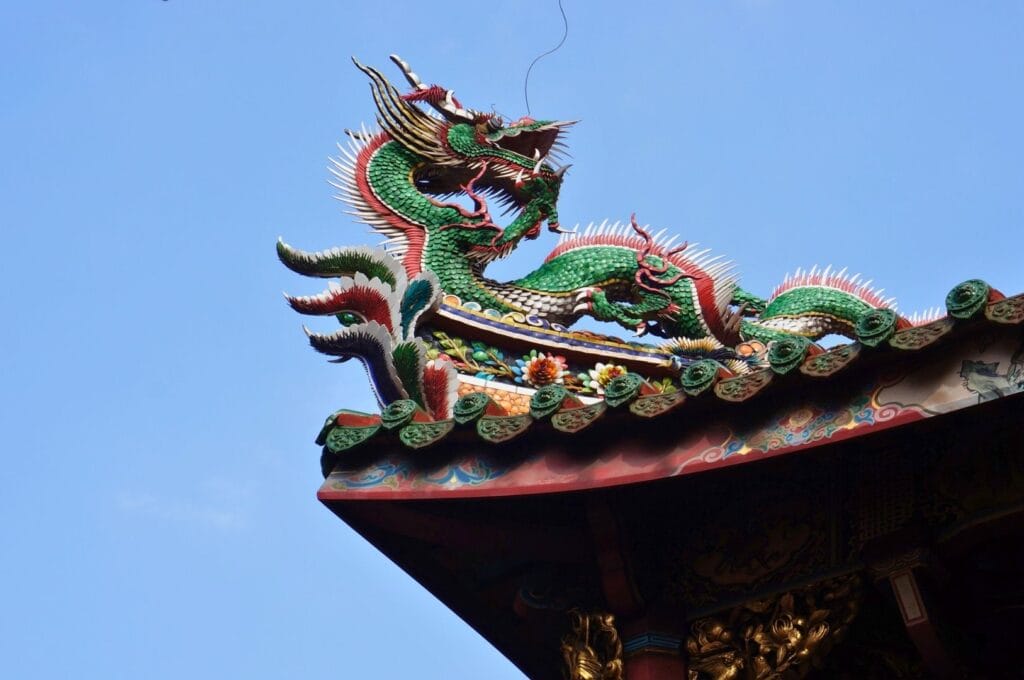 dragon sculpté à l'extrémité d'un toit du temple Longshan