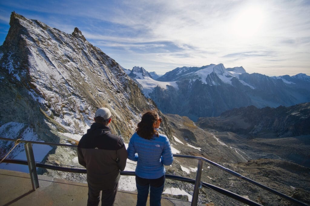 terrasse avec vue à la cabane Bertol