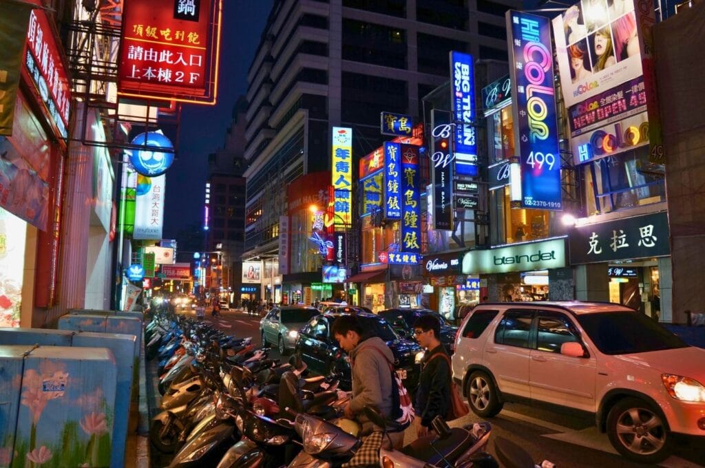 rue avec enseignes colorées dans Ximending la nuit