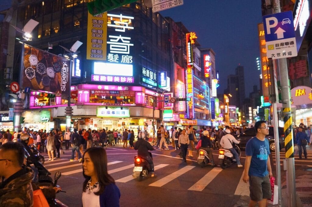 rue avec enseignes colorées dans Ximending la nuit