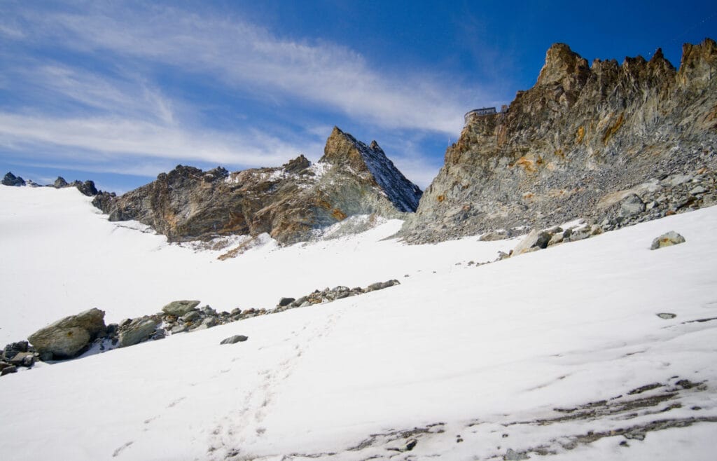 La cabane Bertol depuis le glacier du Mt miné