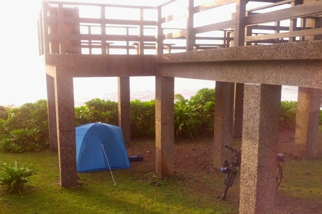 notre tente abritée au bord de l'eau