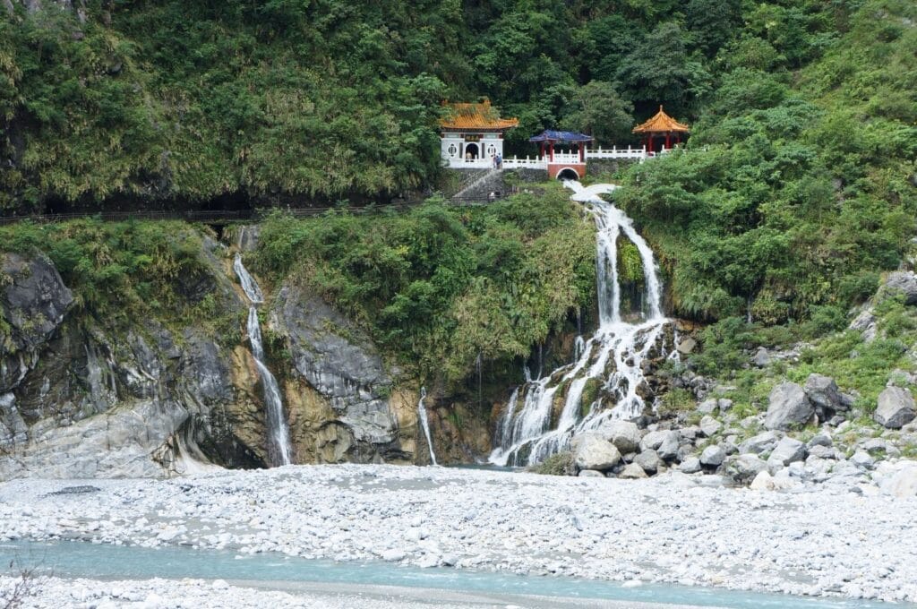 sanctuaire de changchun et une cascade en dessous