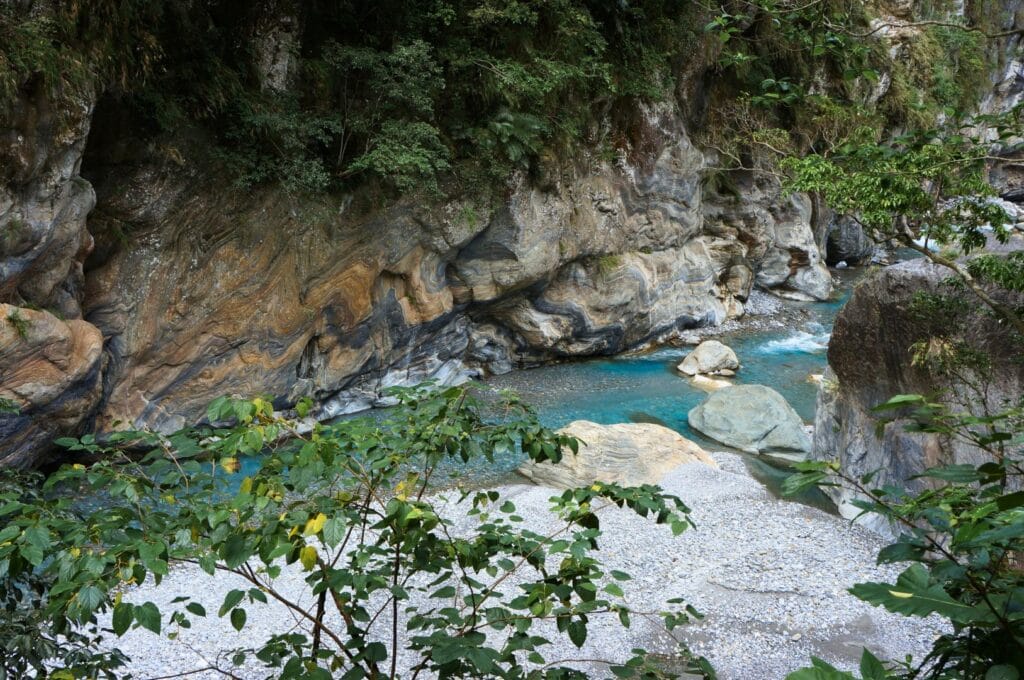 rivière turquoise dans les gorges