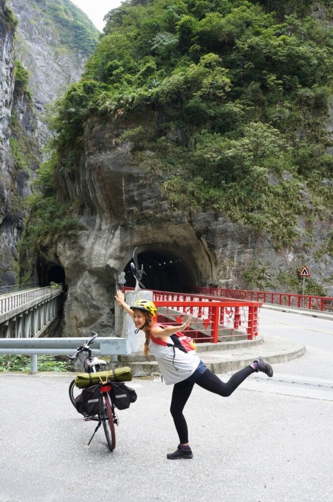 Fabienne devant le pont Liufang