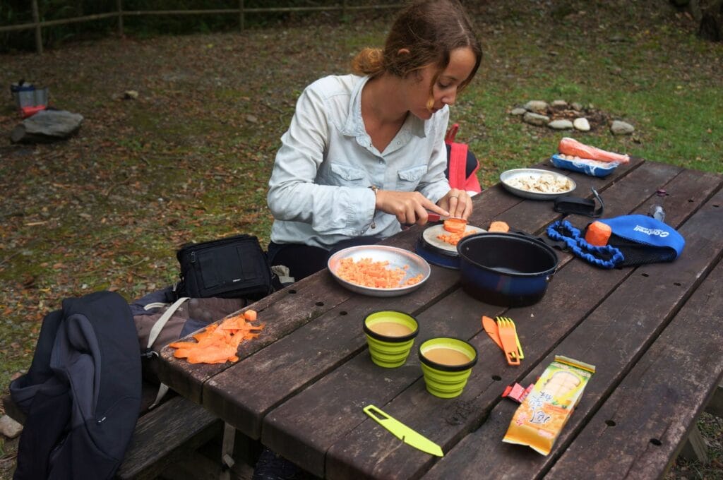 Fabienne qui prépare le repas au camping