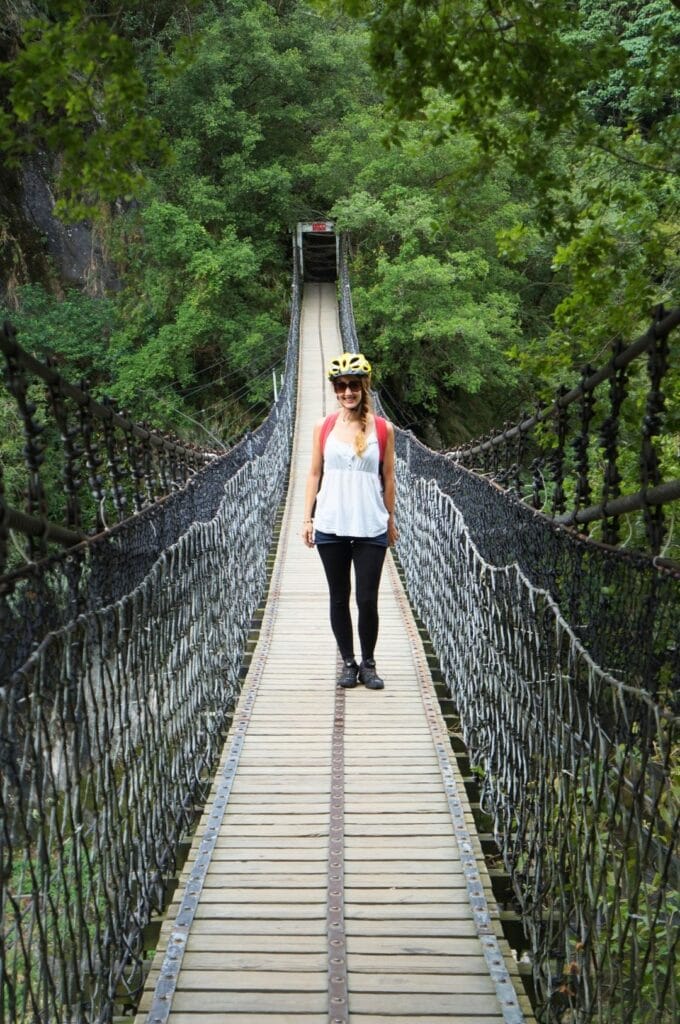 Fabienne sur un pont suspendu à Lushui