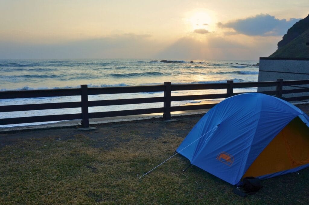 lever de soleil sur notre tente à Jiqi beach