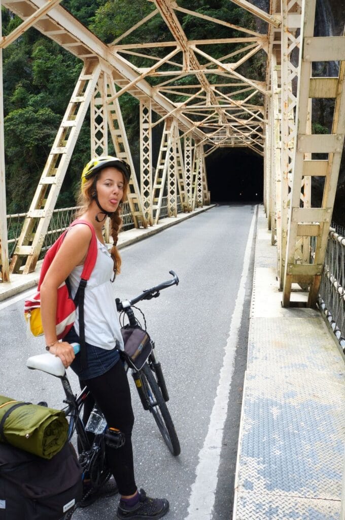 Fabienne sur le pont après le sanctuaire de changchun