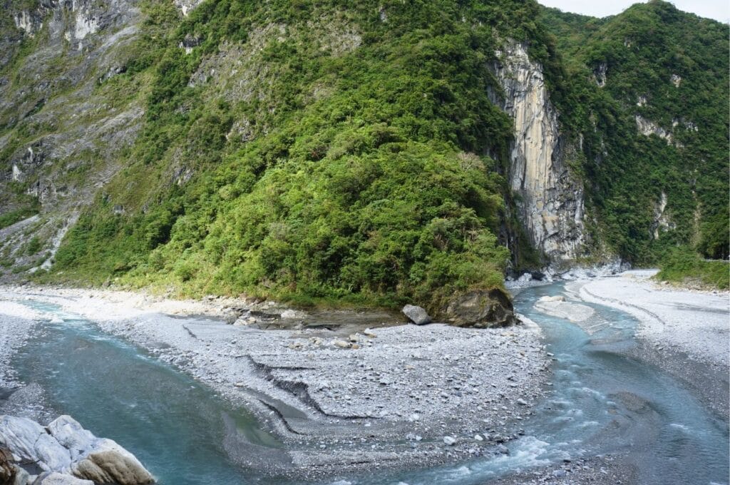 vue sur la falaise et la rivière depuis la route après le sanctuaire Changchun
