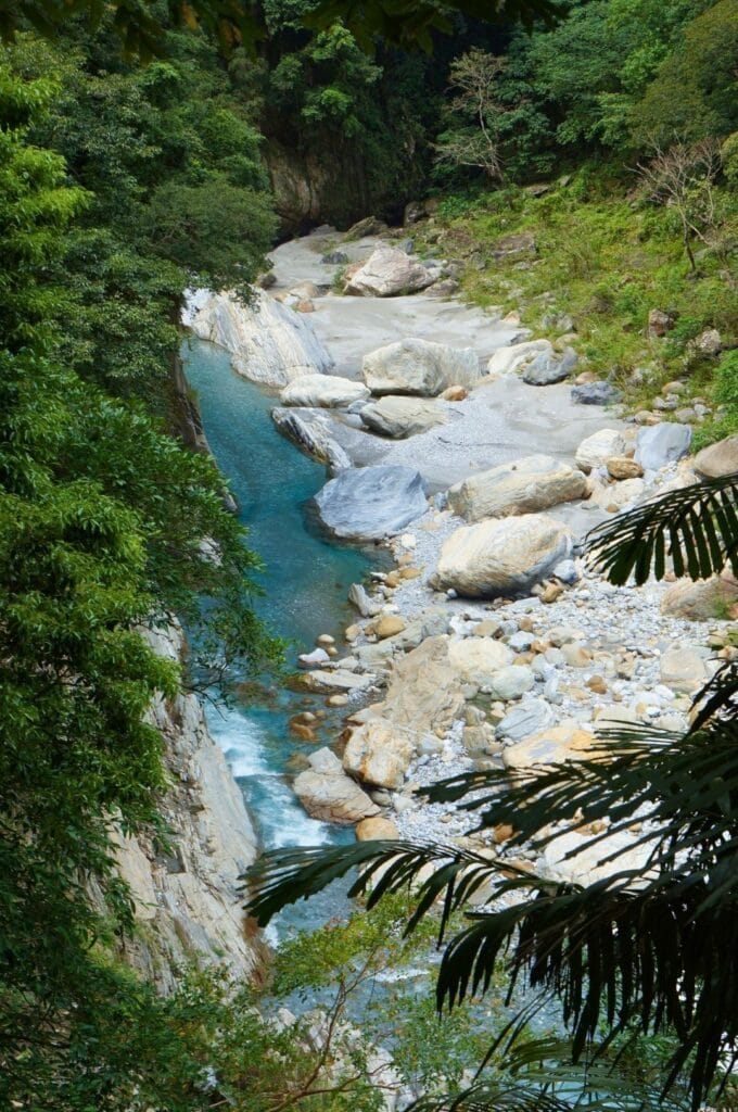 rivière turquoise dans les gorges