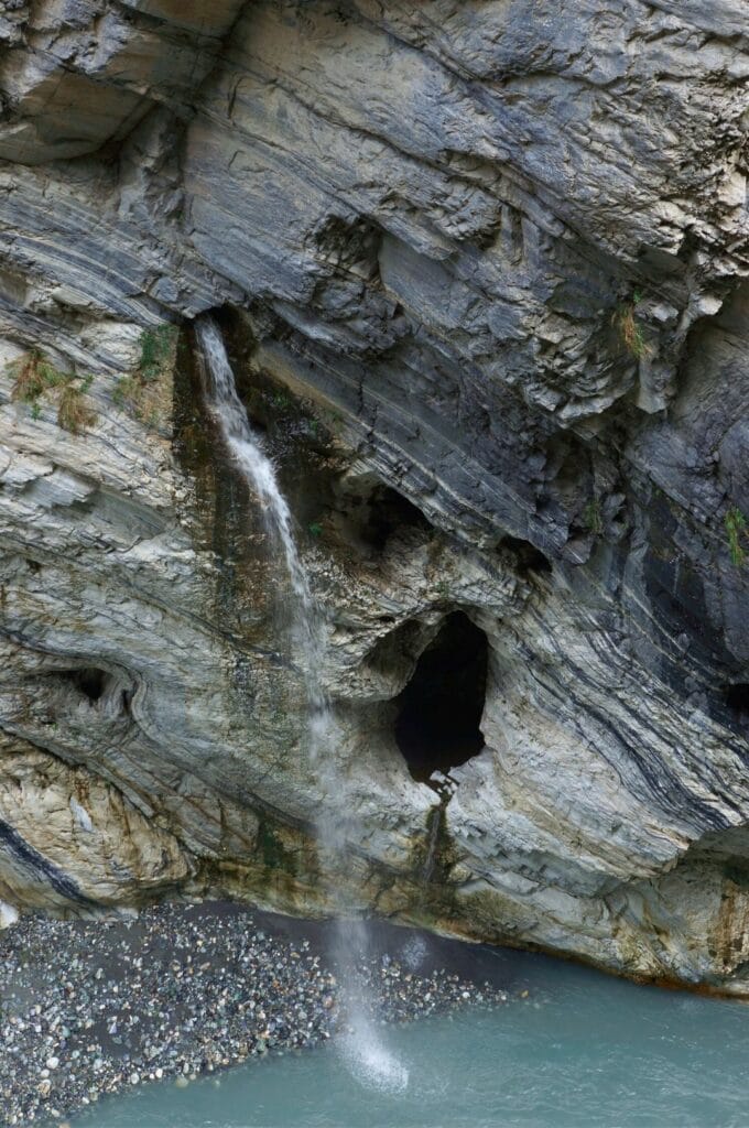 cascade à travers la falaise en marbre