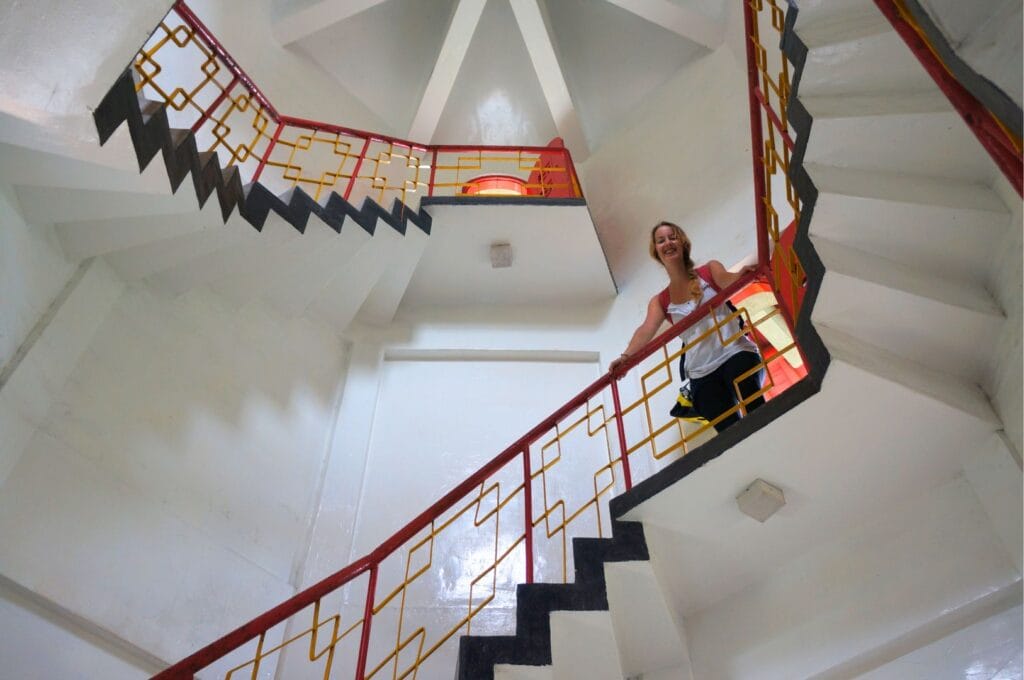 Fabienne dans l'escalier en colimaçon de la pagode Tianfeng