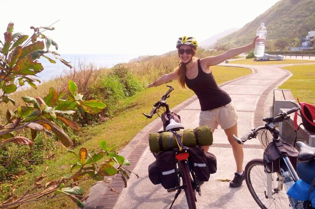 Fabienne et nos vélos en bord de mer