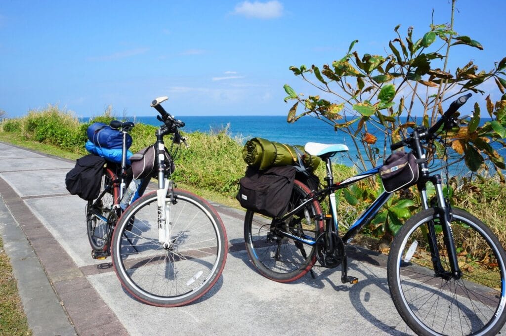 nos vélos devant le Pacifique