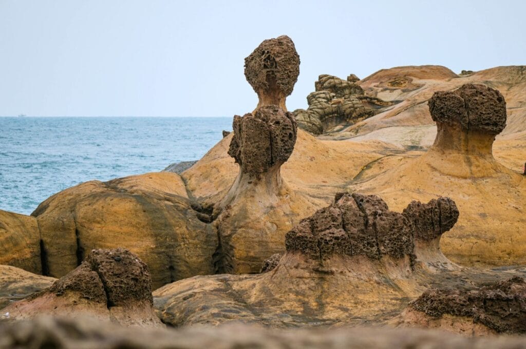 formations rocheuses au bord de la mer dans le parc géologique de Yehliu