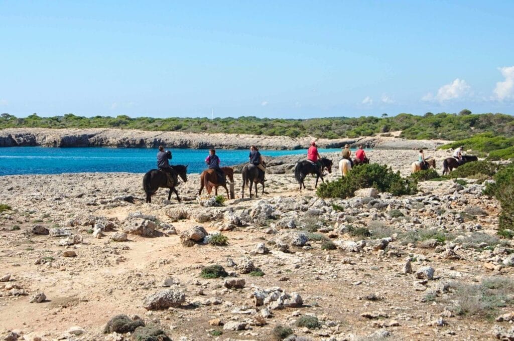 chevaux et cavaliers sur la côte sud de Minorque