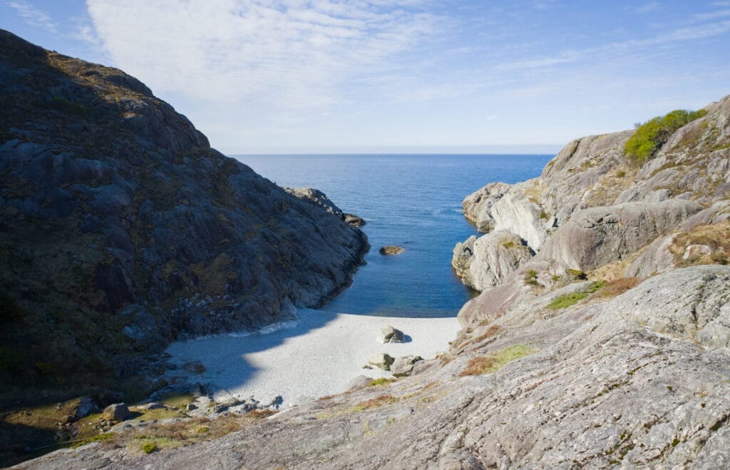 la petite plage en chemin