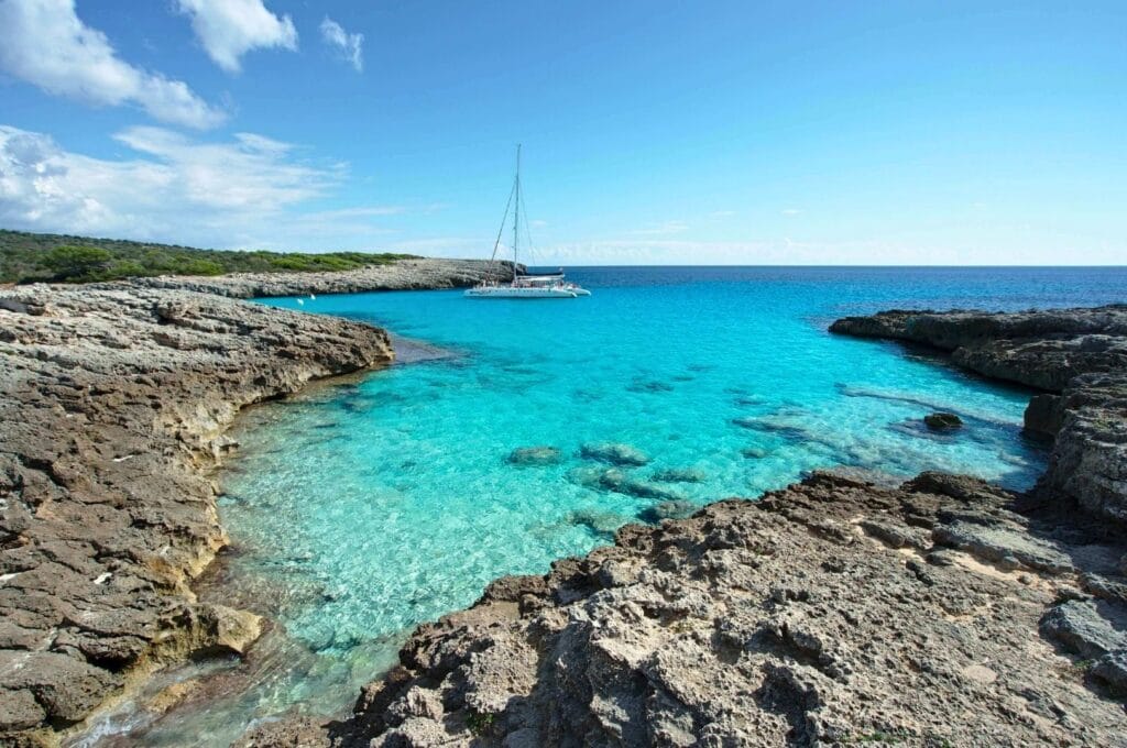 voilier dans la baie Cala des Talaier