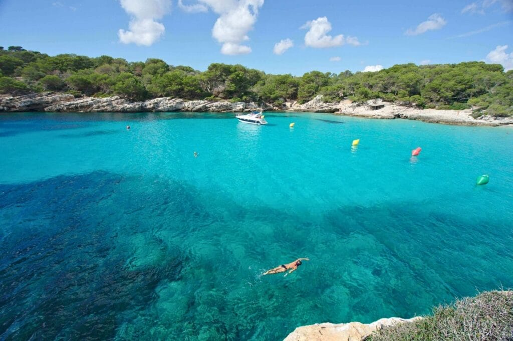 Nageur dans les eaux limpides de la Méditerranée dans la crique Cala en Turqueta