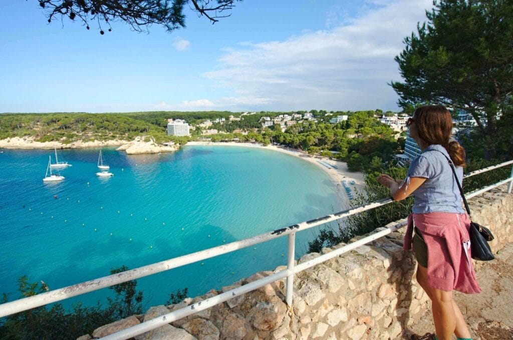 Fabienne au point de vue sur Cala Galdana