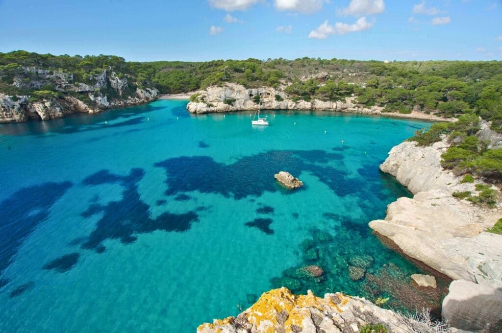 Point de vue sur les eaux turquoise de la Cala Macarella