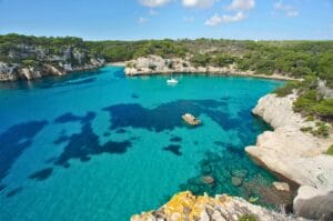 Point de vue sur les eaux turquoise de la Cala Macarella