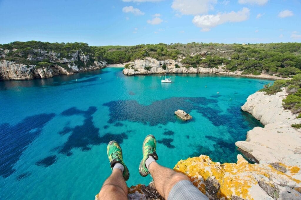 Point de vue sur les eaux turquoise de la Cala Macarella