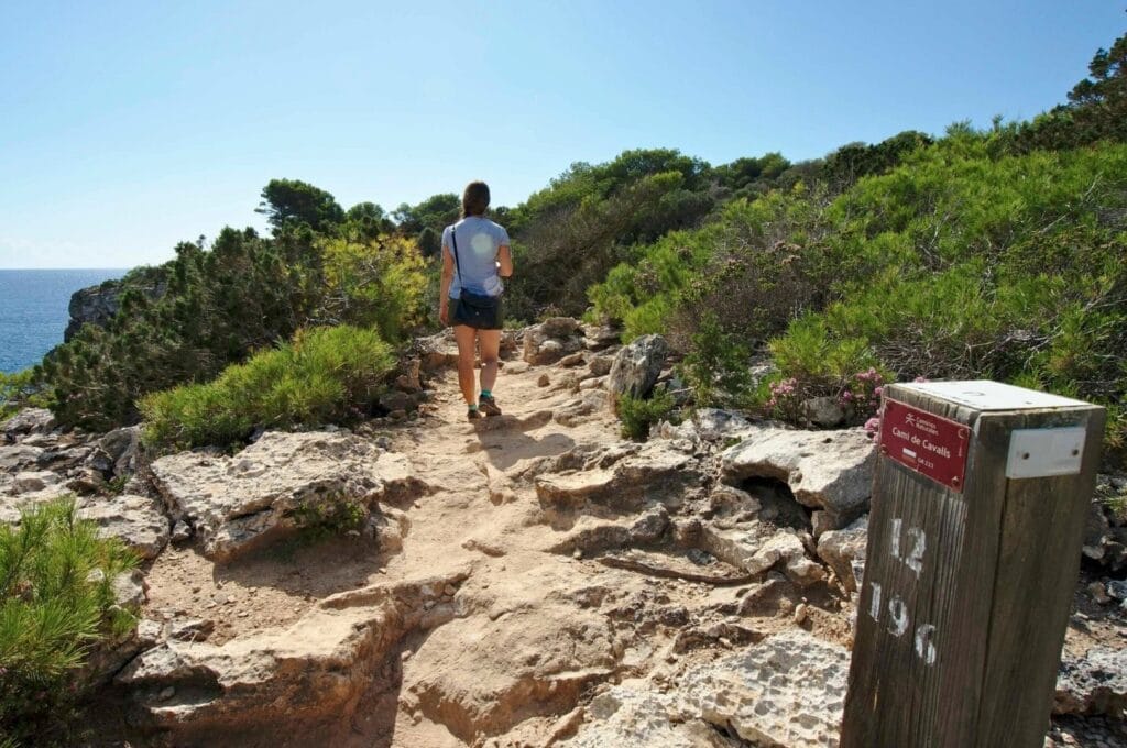 Fabienne sur le Cami de Cavalls, le sentier du GR 223 au sud de Minorque