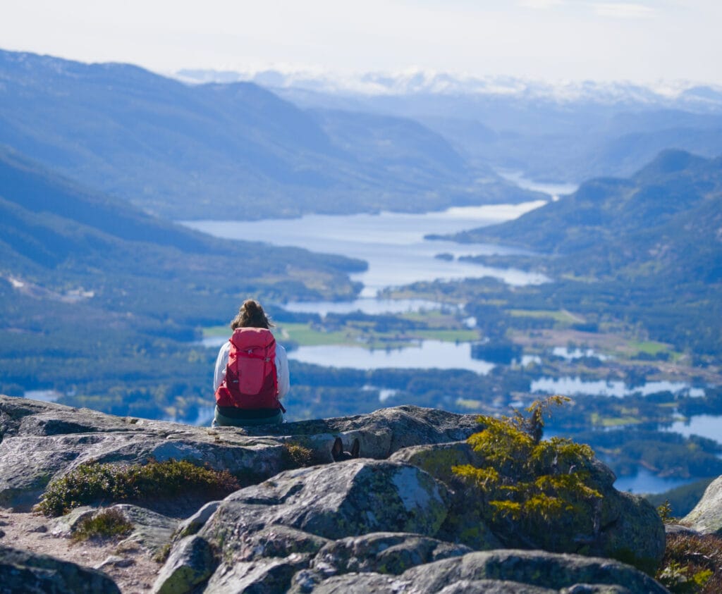Fabienne qui admire les lacs au sommet du Venelifjell